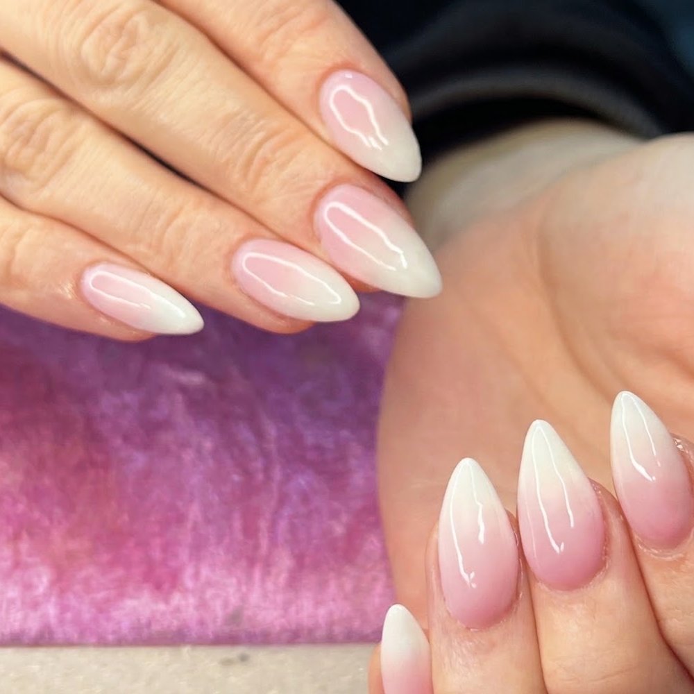 Uñas esculpidas almendra en baby boomer, degradado de rosa a blanco