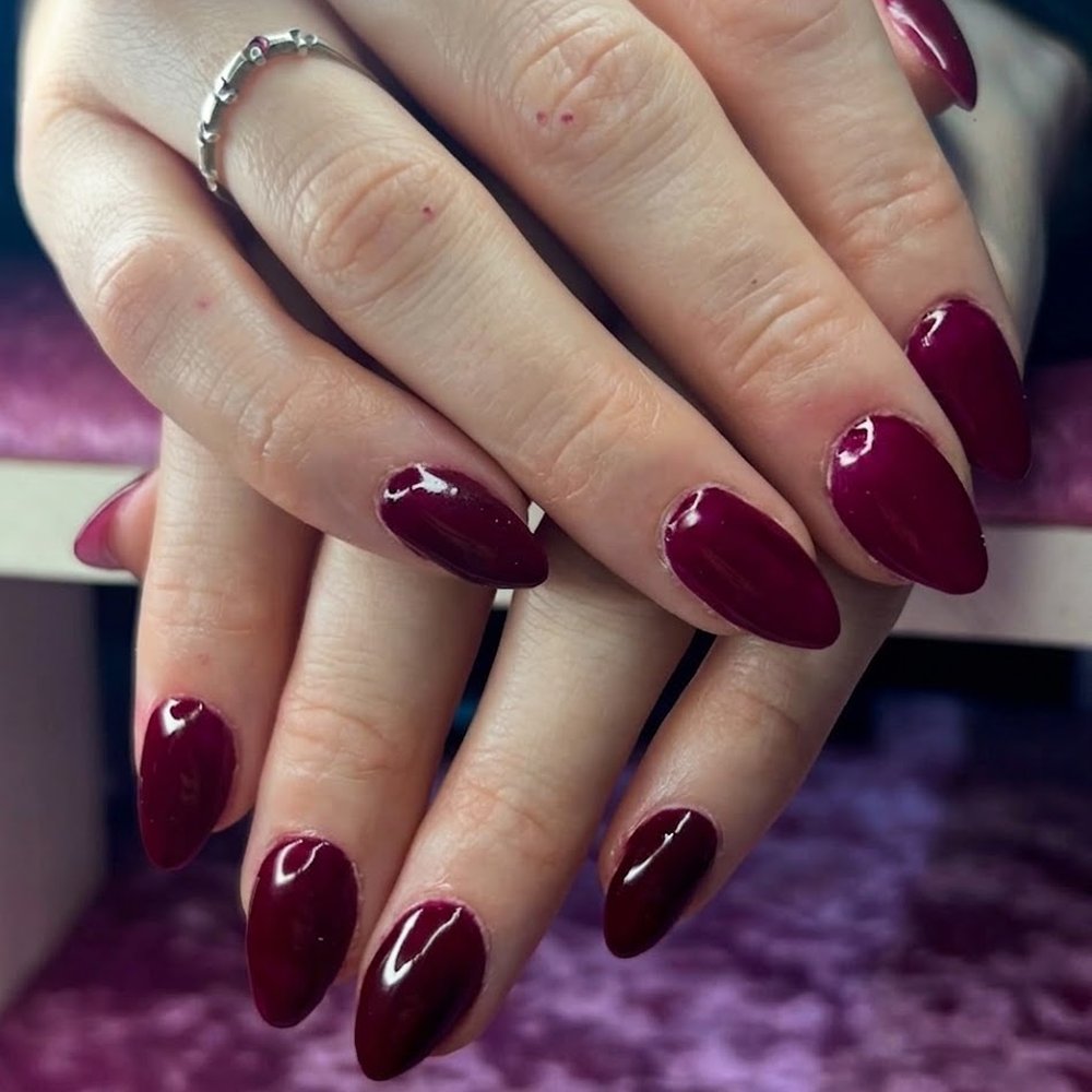 Uñas esculpidas almendra en color vino oscuro brillante