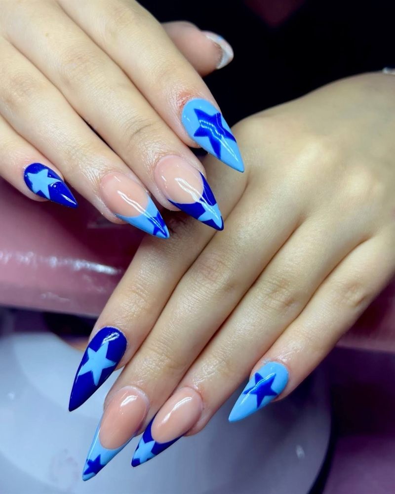 Uñas esculpidas en acrílico, forma almendra, azul con estrellas