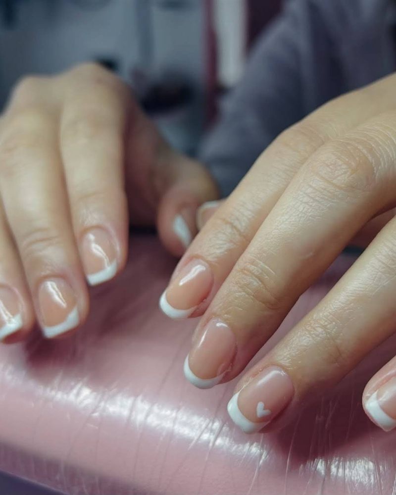 Capping gel sobre uña natural corta, con francesa blanca