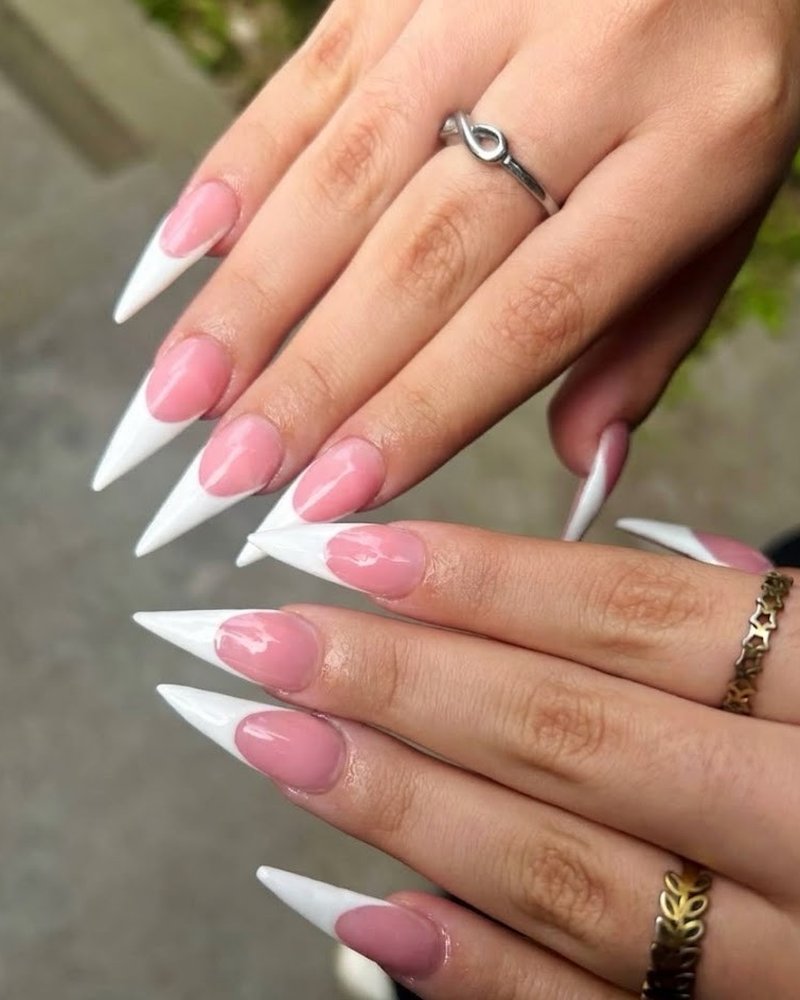 Uñas de polygel en punta, rosa con francesa blanca